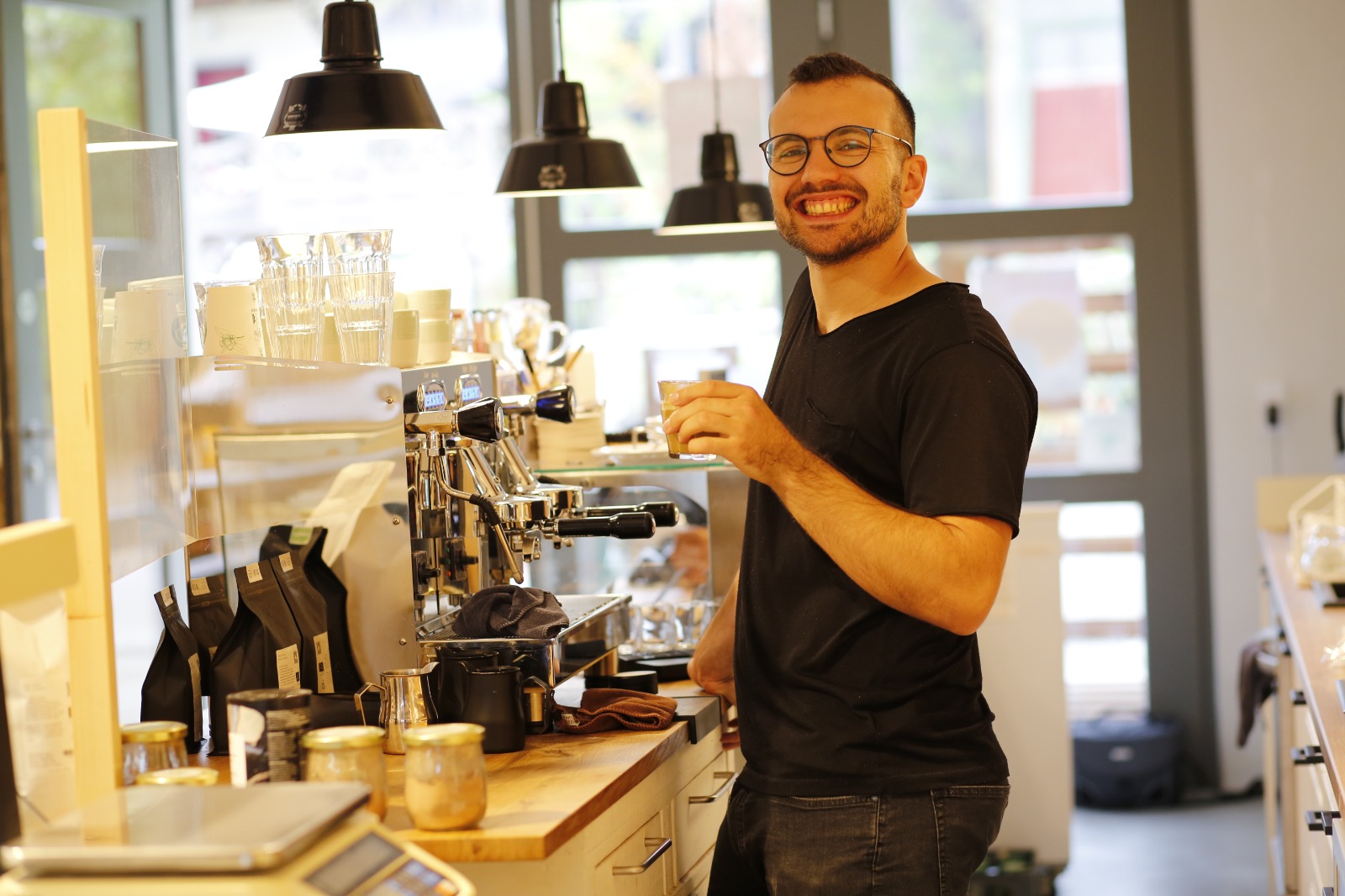 David Tovmasyan – Inhaber Herzlich Bioladen Café Friedrichshafen